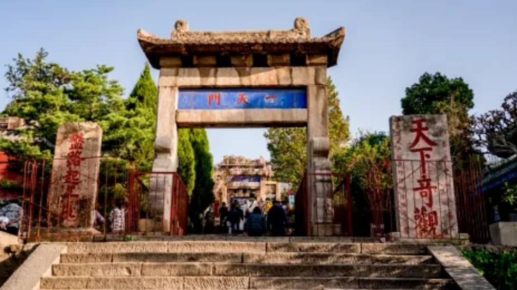 為改命塗污泰山文物，誤信短視頻兩漢罪成。