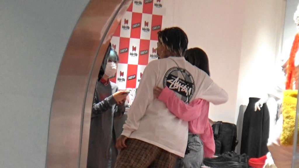 阿徐同KB一見面即攬到實一實，關係好親密。