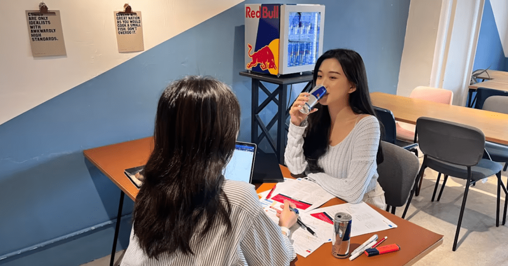 Red Bull 與 Desk-one 合作，開設「Red Bull x Desk-one Study Station」，免費為各位同學們提供温習的地方，還有 Red Bull 能量飲料提供。