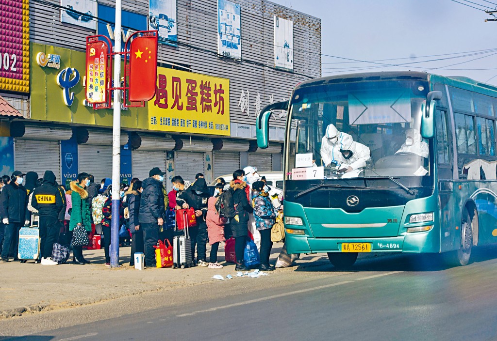 疫情嚴重，河北石家莊派專車接走隔離觀察人員。