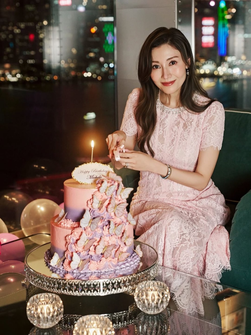 李嘉欣收到大蛋糕。 李嘉欣收到大蛋糕。