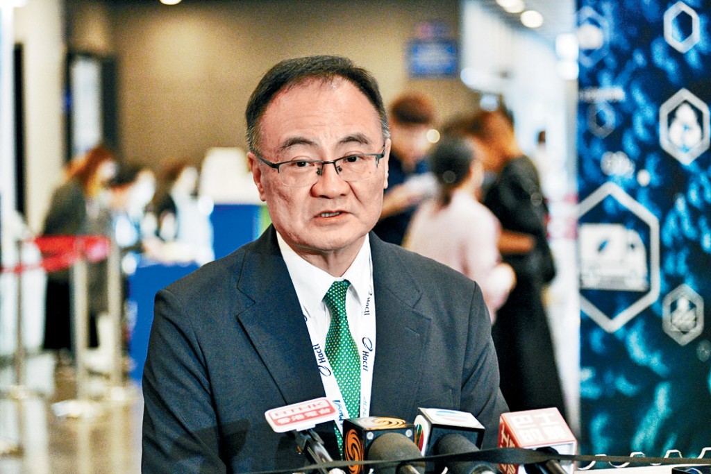 香港付貨人委員會執行總幹事何立基指，極端天氣對全球物流業造成衝擊。