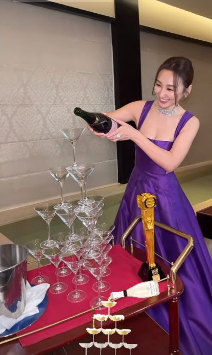 高海宁开香槟庆祝。