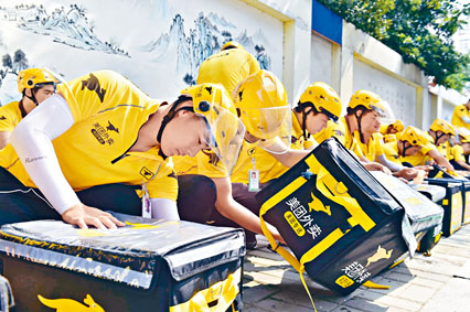 在烈日下奔波的美團外賣員。