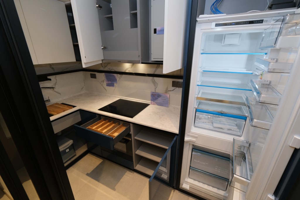 開放式廚房備多個廚櫃及L形曲尺工作枱面，提供足夠的儲物及備餐空間。（翠景閣5座9樓A2室）
