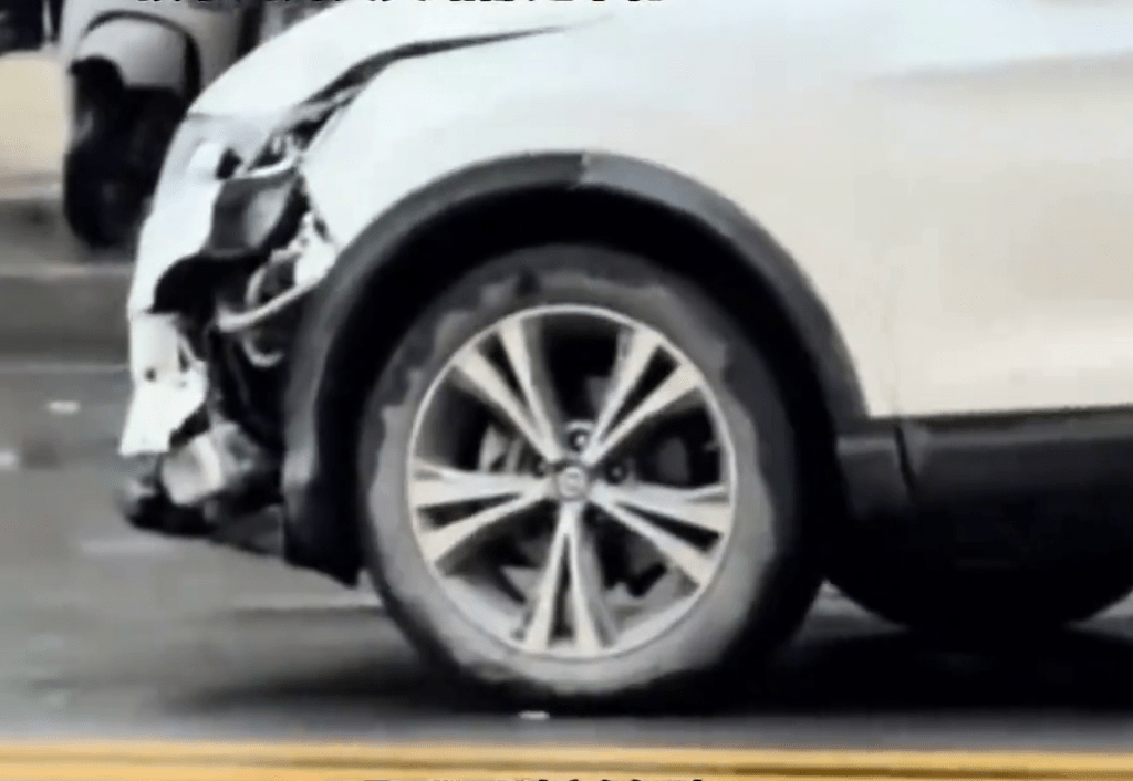 肇事车辆车头损毁严重。