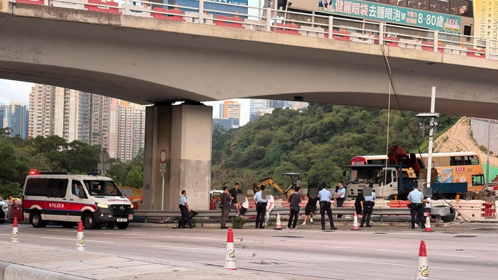 警方于将军澳隧道公路近收费亭截停一辆怀疑涉事私家车。黎志伟摄 警方于将军澳隧道公路近收费亭截停一辆怀疑涉事私家车。黎志伟摄