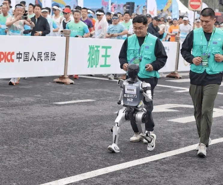 全球首個人形機械人半馬北京亦莊開跑。中新社 全球首個人形機械人半馬北京亦莊開跑。中新社