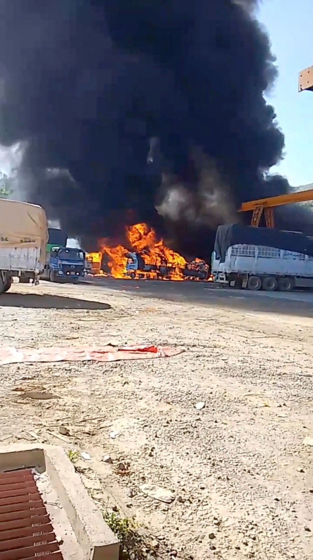 多部中国物资货车在缅甸被焚。（路透社）