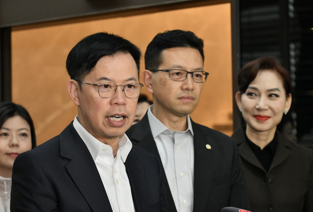 人大代表陳振英（左）、吳秋北（左二）。