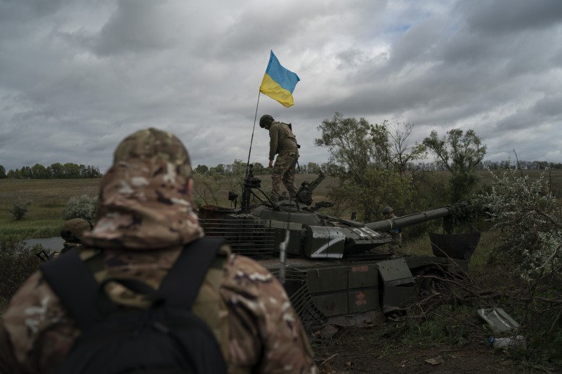 乌军在哈尔基夫州邻近俄罗斯边界树立国旗。美联社