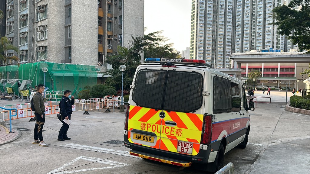 年約40多歲男子由停車場墮下送院亡,警員到場調查。梁國峰攝