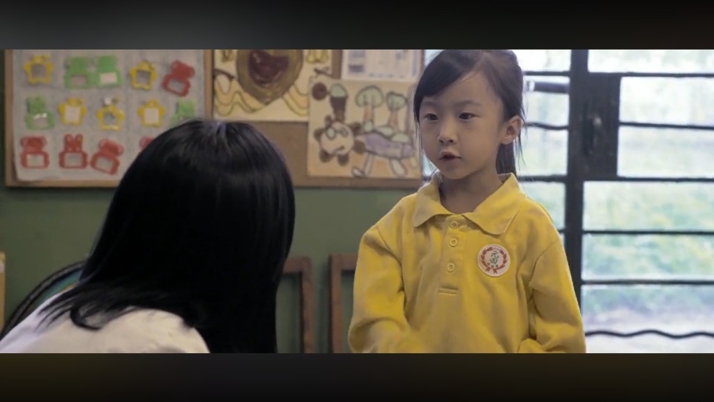 《五个小孩的校长》内的卢嘉嘉非常懂事。 电影截图
