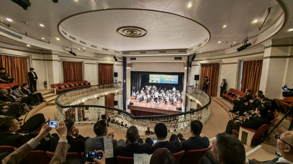 兩地樂隊在世界文化遺產「澳門崗頂劇院」演奏。