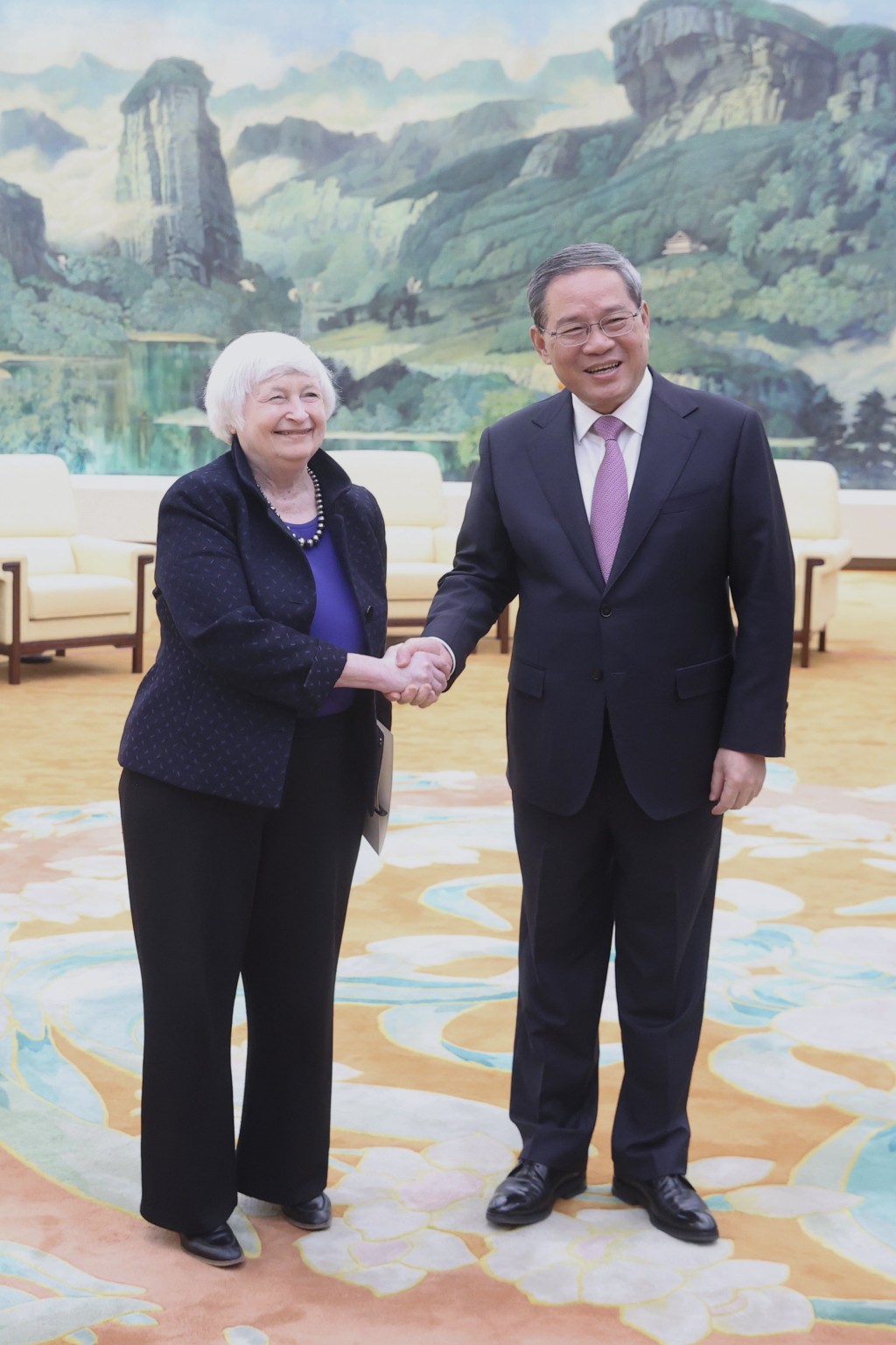 4月7日上午，國務院總理李強在北京人民大會堂會見美國財政部長耶倫。（中新社）