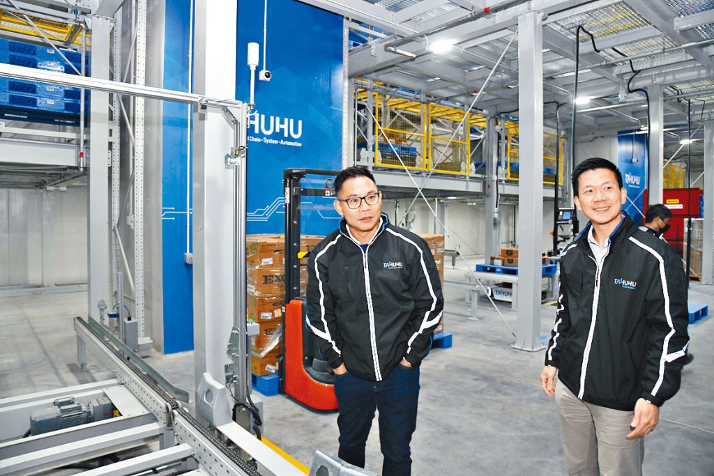 建華資產何錦燿(左)表示,集團進軍凍倉市場,旁為TAHUHU陳永發。