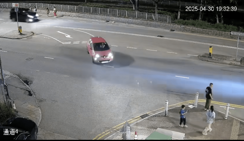 見其他車輛直駛離開後便「慢流」右轉。 見其他車輛直駛離開後便「慢流」右轉。