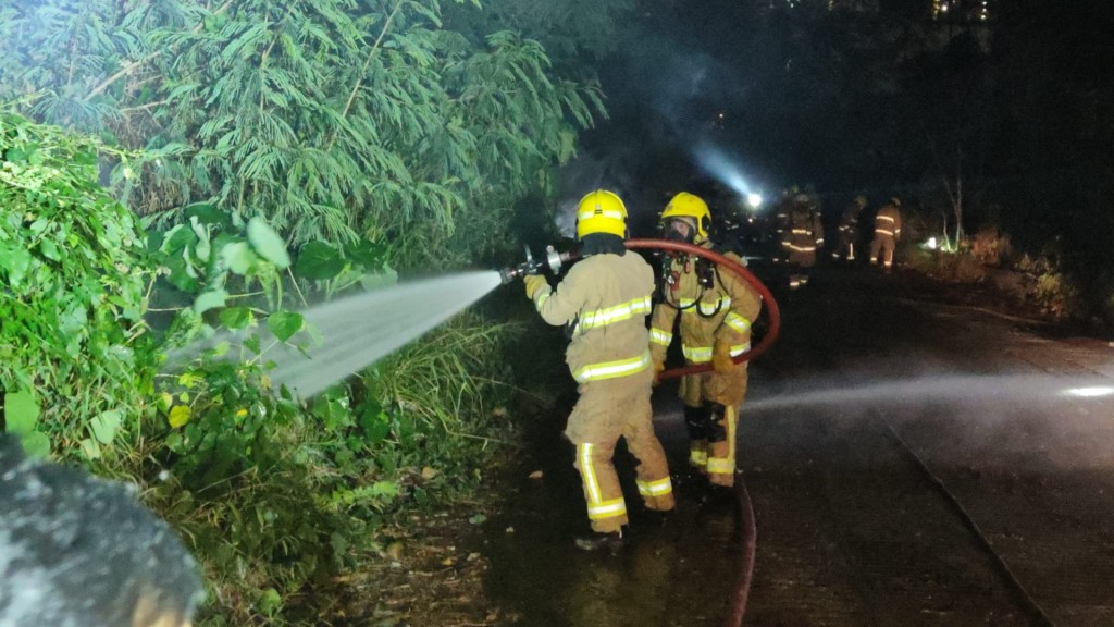 消防接報到場，正開喉灌救。 蔡楚輝攝