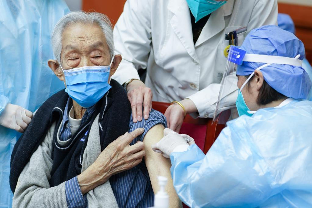 重庆市疫苗接种率已超过9成，老年人接种率更是高于平均。新华社资料图