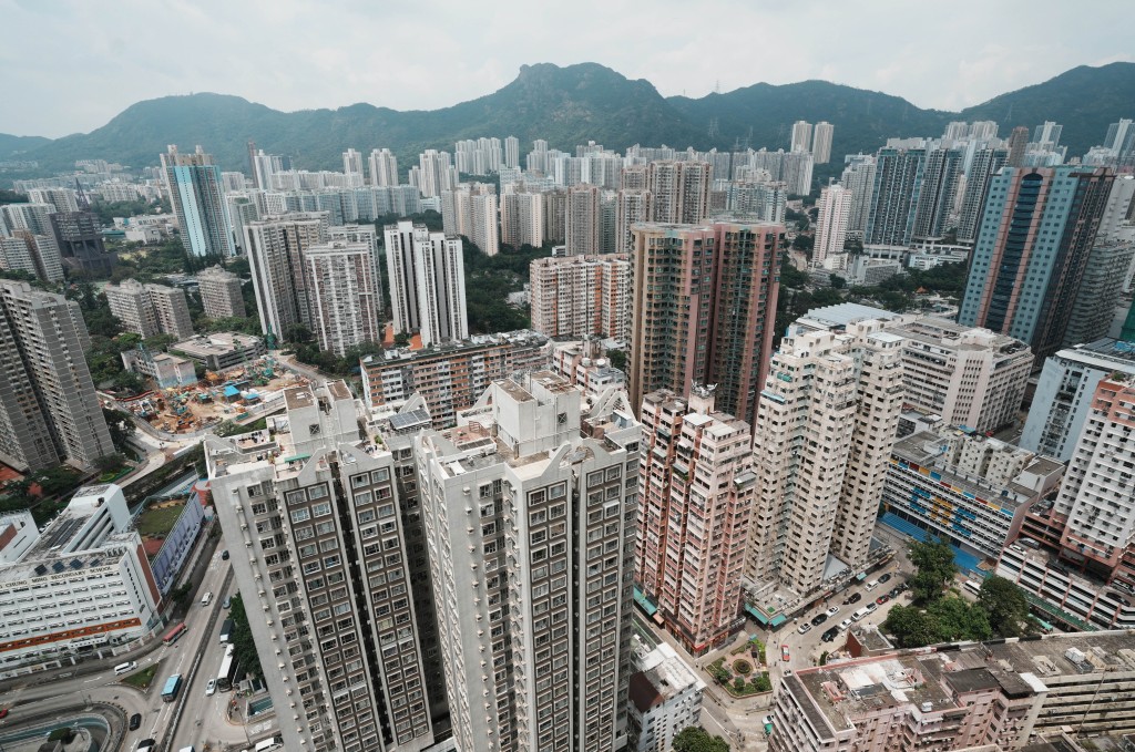 香港首個「五年規劃」提出未來十年公屋、資助出售房屋及私樓的比例以「4:3:3」為基礎。 香港首個「五年規劃」提出未來十年公屋、資助出售房屋及私樓的比例以「4:3:3」為基礎。