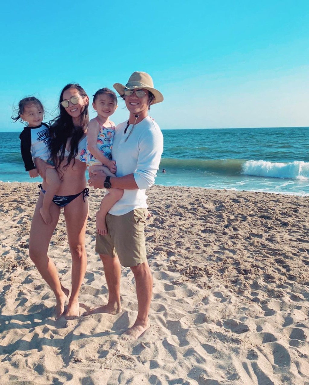 Jessica C.同安志杰各抱住仔女合照。