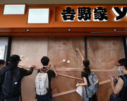 有示威者在木板張貼標語字句