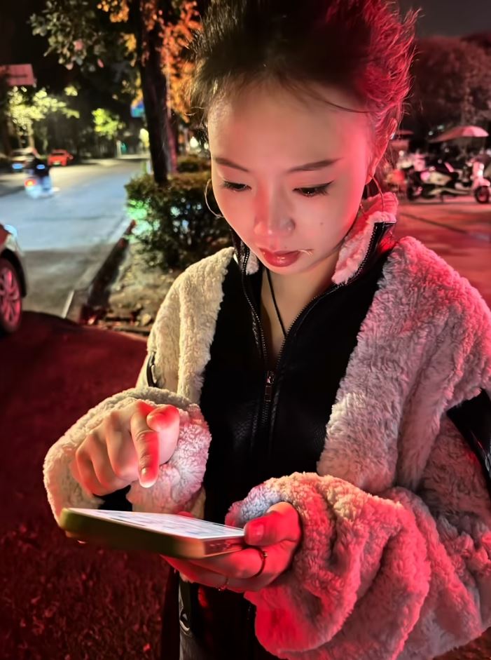 羅小姐吃黃辣丁魚時被其背鯺硬刺插入舌頭，連跑3間醫院才成功「拔骨」。抖音＠獨美