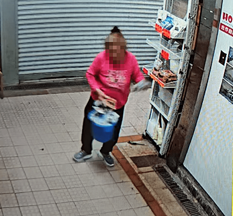 女街坊膠桶載滿貨。fb：新大圍聯盟