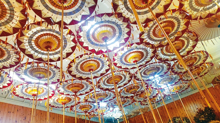 和傘傳承館展示常在當地祭典出現的傘舞陣。