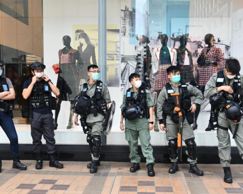 防暴警察在廣東道巡查。