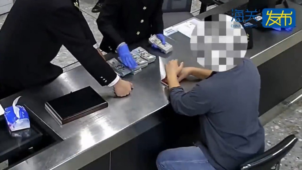 男子被指揭發背囊藏有11萬元美金現鈔。海關發布