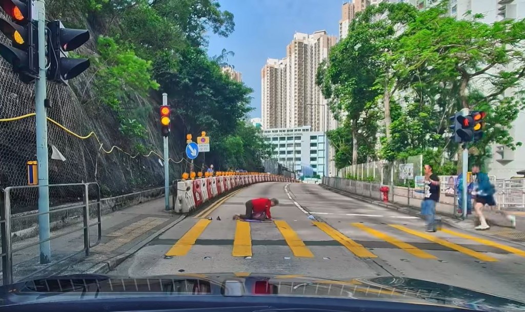 對面行人路兩名暖男見狀，走向婆婆身邊。fb「車cam L（香港群組）」影片截圖