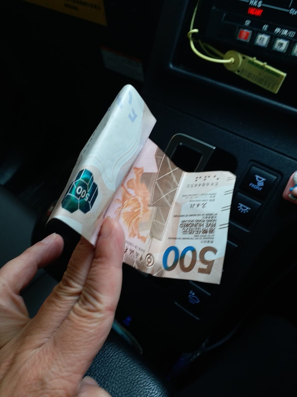 的士司机接载一名被拒载的女乘客过海，意外收到500元钞票免找续。网民Stanley Ng图片