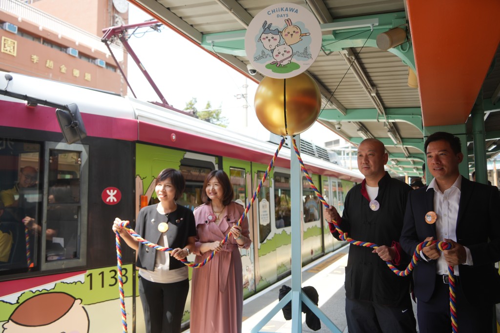 Chiikawa主題輕鐵列車本周六起至8月底於屯門、元朗、天水圍輕鐵路線行走。吳艷玲攝 Chiikawa主題輕鐵列車本周六起至8月底於屯門、元朗、天水圍輕鐵路線行走。吳艷玲攝