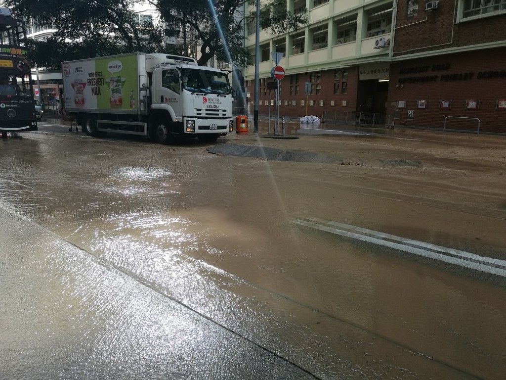 駛經車輛涉水而行。 香港突發事故報料FB/網民Kam Wa Leung圖