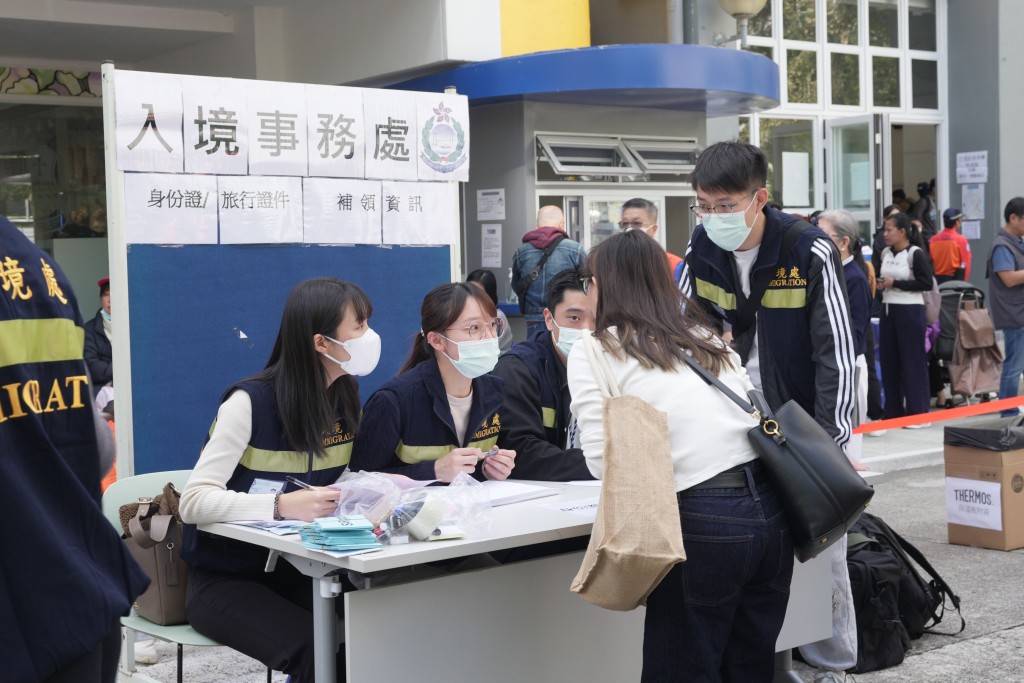 入境處派員到大埔9個臨時庇護中心,為受大埔火災影響而有需要補領身份證或護照等個人證件的居民預先登記。 入境處派員到大埔9個臨時庇護中心,為受大埔火災影響而有需要補領身份證或護照等個人證件的居民預先登記。