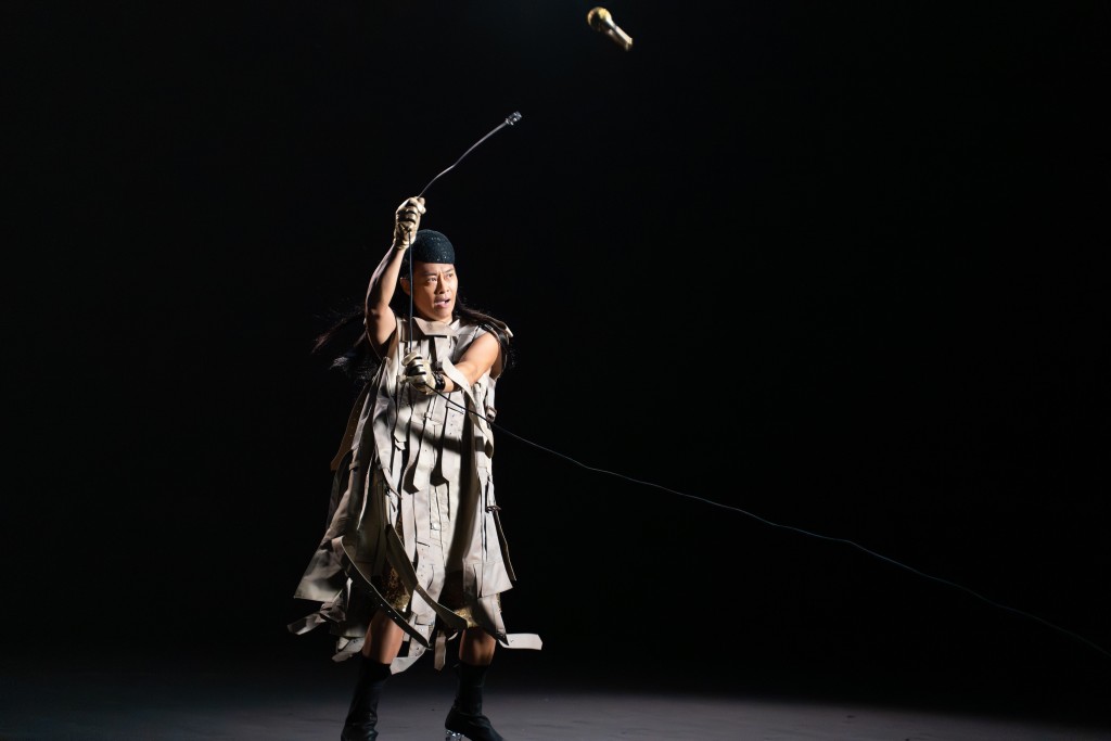 原來蔡一智有一場要揸住咪線係咁揈,點知揈揈吓飛咗支咪出去。 原來蔡一智有一場要揸住咪線係咁揈,點知揈揈吓飛咗支咪出去。