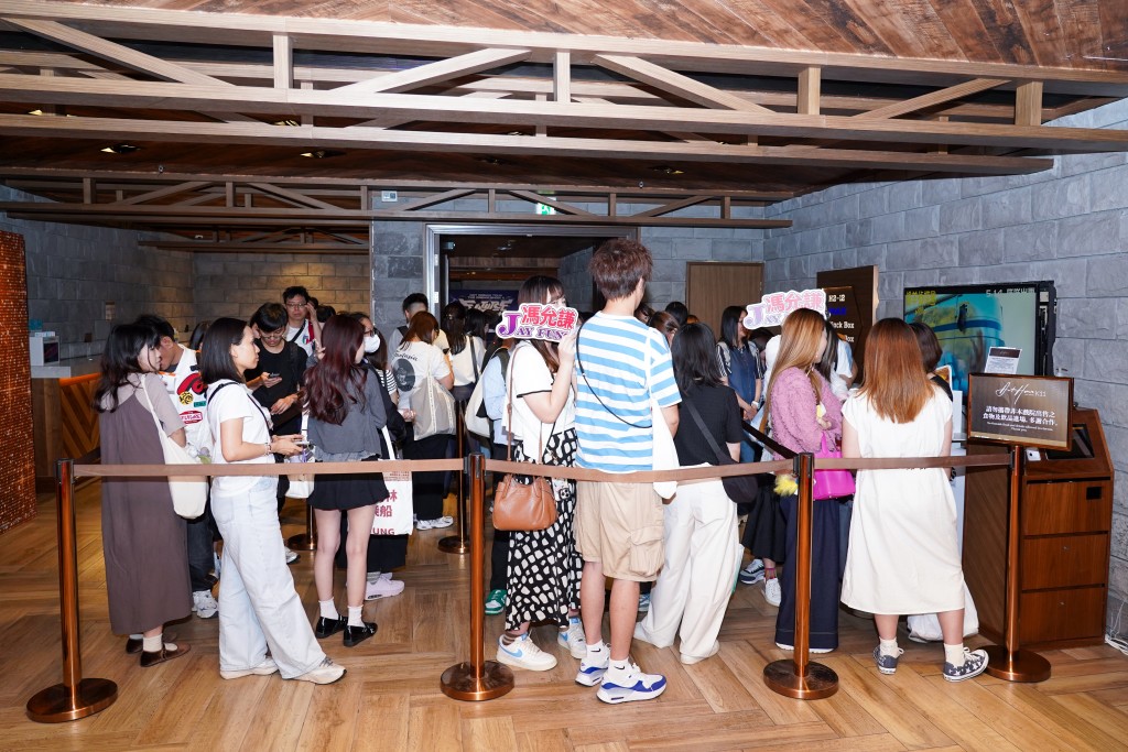 fans有秩序地排隊入場。