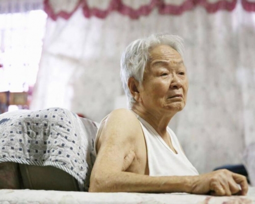 90歲老婦將6名子女養育成人,年老時竟然無子女願意照顧。網圖
