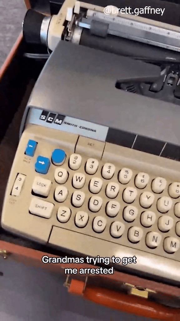 原來裡面裝著一台古董打字機Smith Corona 250。