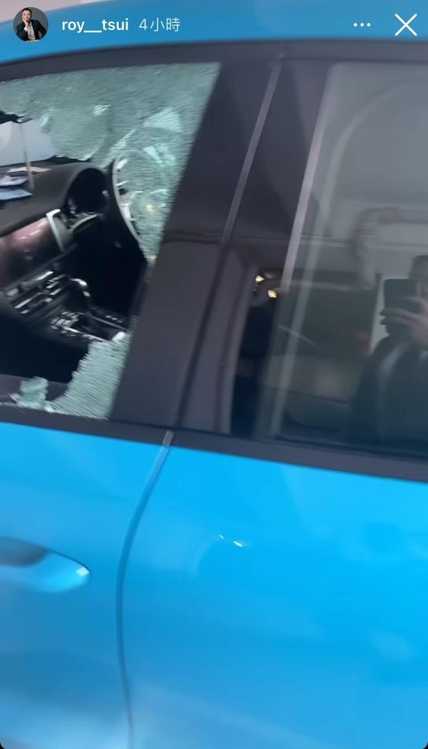 片中可见，一辆蓝色座驾的副驾位置车窗被打爆。