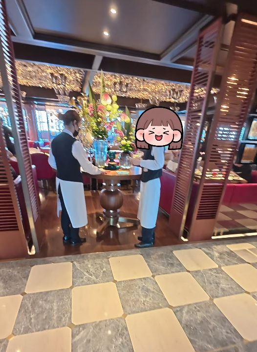 上海有酒店的餐廳被指執行禁穿拖鞋進入規定時，出現「中外」不同待遇。抖音＠李四萬
