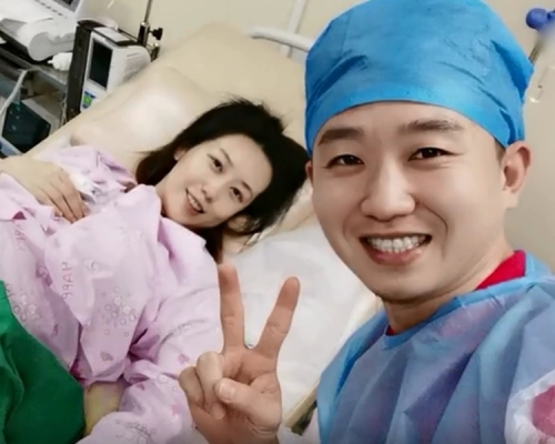 海南一名男子为了分担妻子分娩的痛苦，于是在产房大跳民族舞，分散妻子的注意力。　影片截图