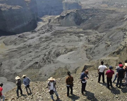 大批泥石、碎片夹杂著垃圾塌下，许多工人被压和受困。AP