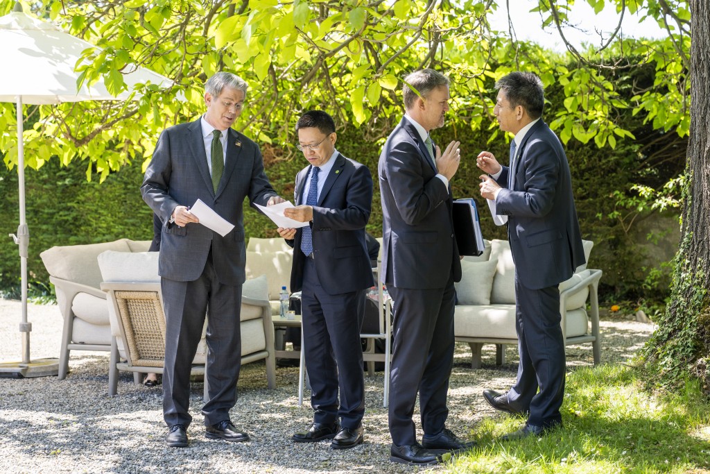 雙方代表團在戶外交談。法新社