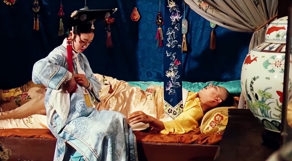 同治皇帝被指常偷出紫禁城嫖妓。電影《一代妖后》劇照 同治皇帝被指常偷出紫禁城嫖妓。電影《一代妖后》劇照