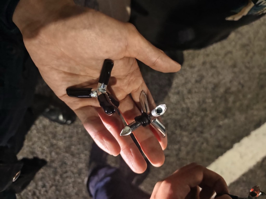 有人在公路路面拾獲多粒「鐵蒺藜」釘。網上圖片 有人在公路路面拾獲多粒「鐵蒺藜」釘。網上圖片