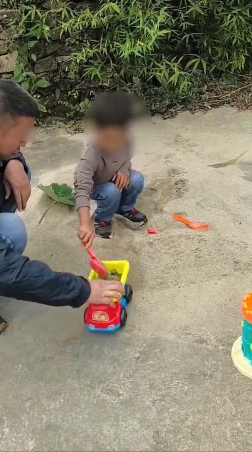 雲南「野孩子」平平已習慣穿衣服，且開始與其他小朋友接觸互動。