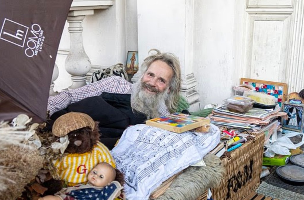 Anders Fernstedt自學成為科技記者，曾短暫為《經濟學人》擔任自由撰稿事實核查員，亦曾於愛丁堡皇家植物園進修園藝。