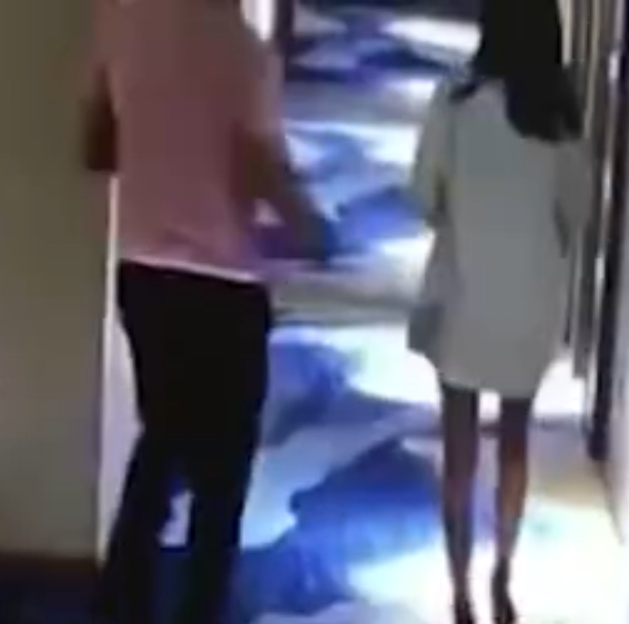 一對陌生男人進入房間。網圖